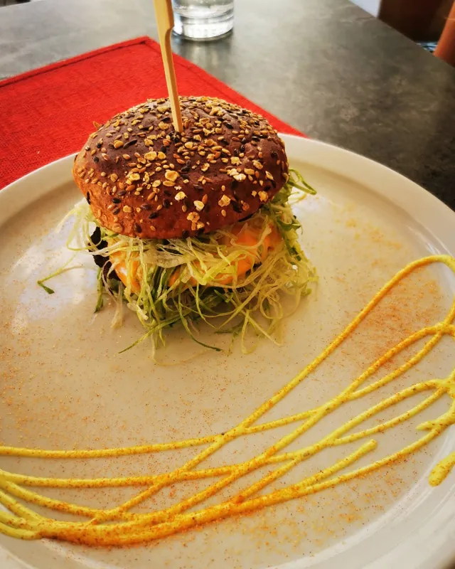 Burger auf weißem Teller