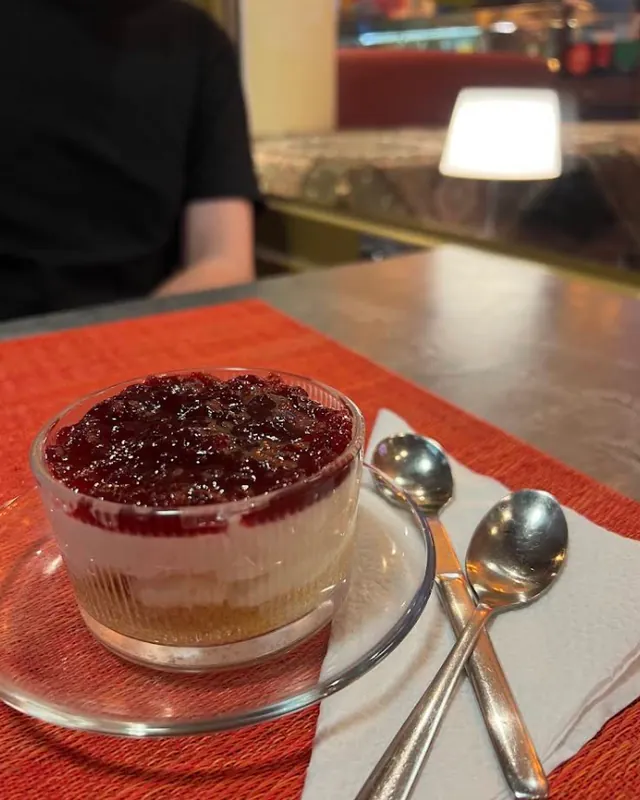 Dessert im Glas mit roten Früchten